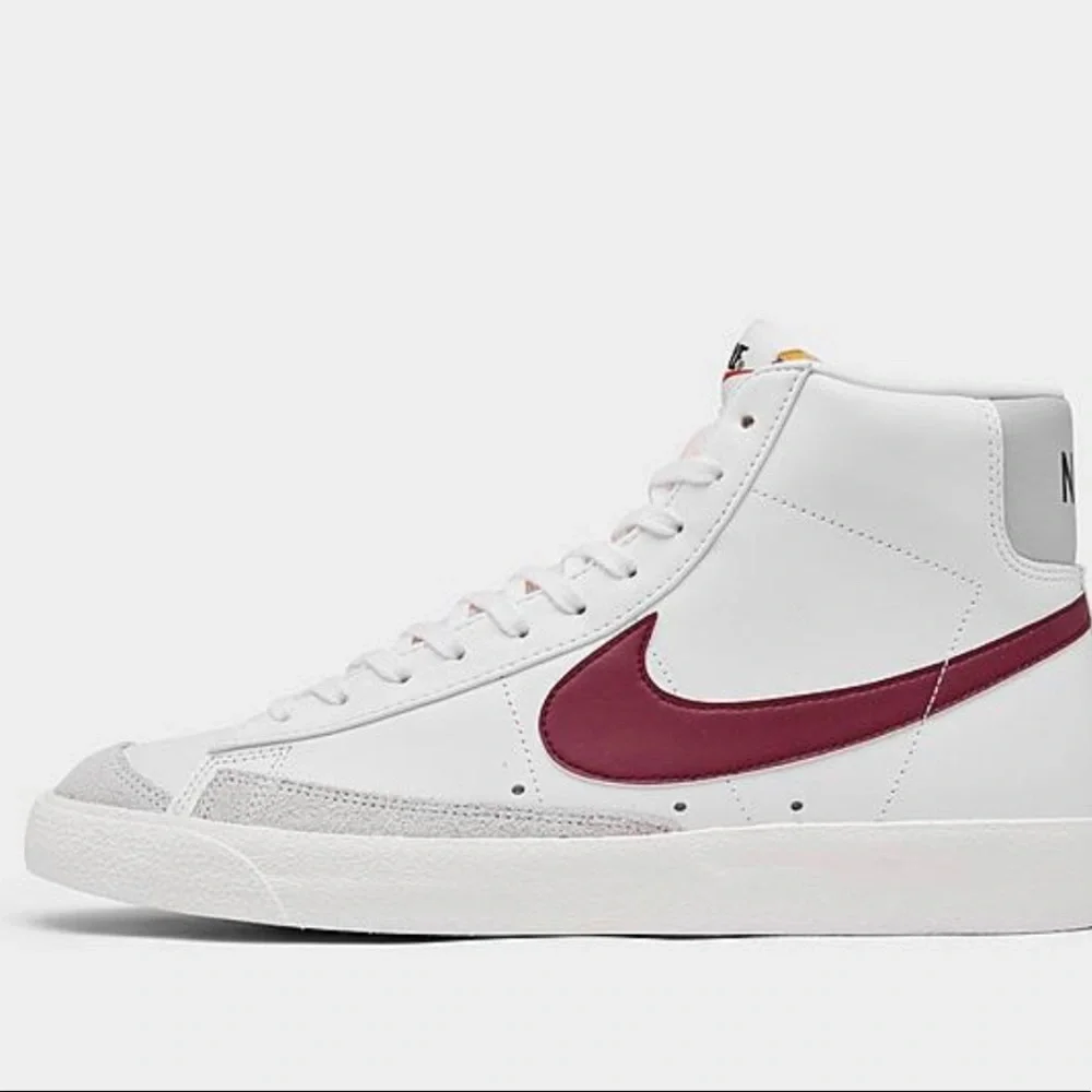 women’s Nike sneakers - Picture 3 of 3